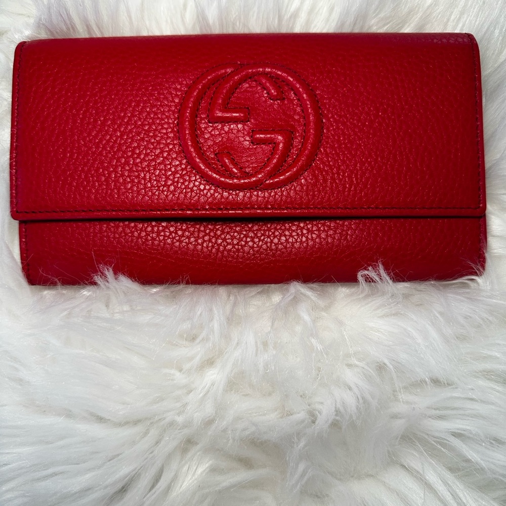 New authentic Gucci hibiscus red Soho flap wallet